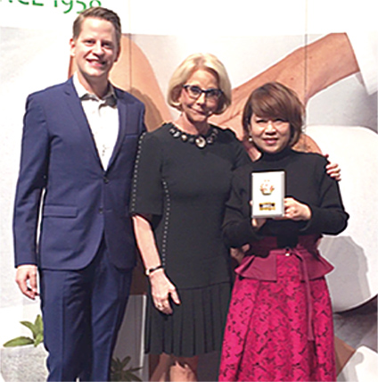 シュラメック社創設者、アレルギー専門医のドルシオ博士より賞をいただきました。
